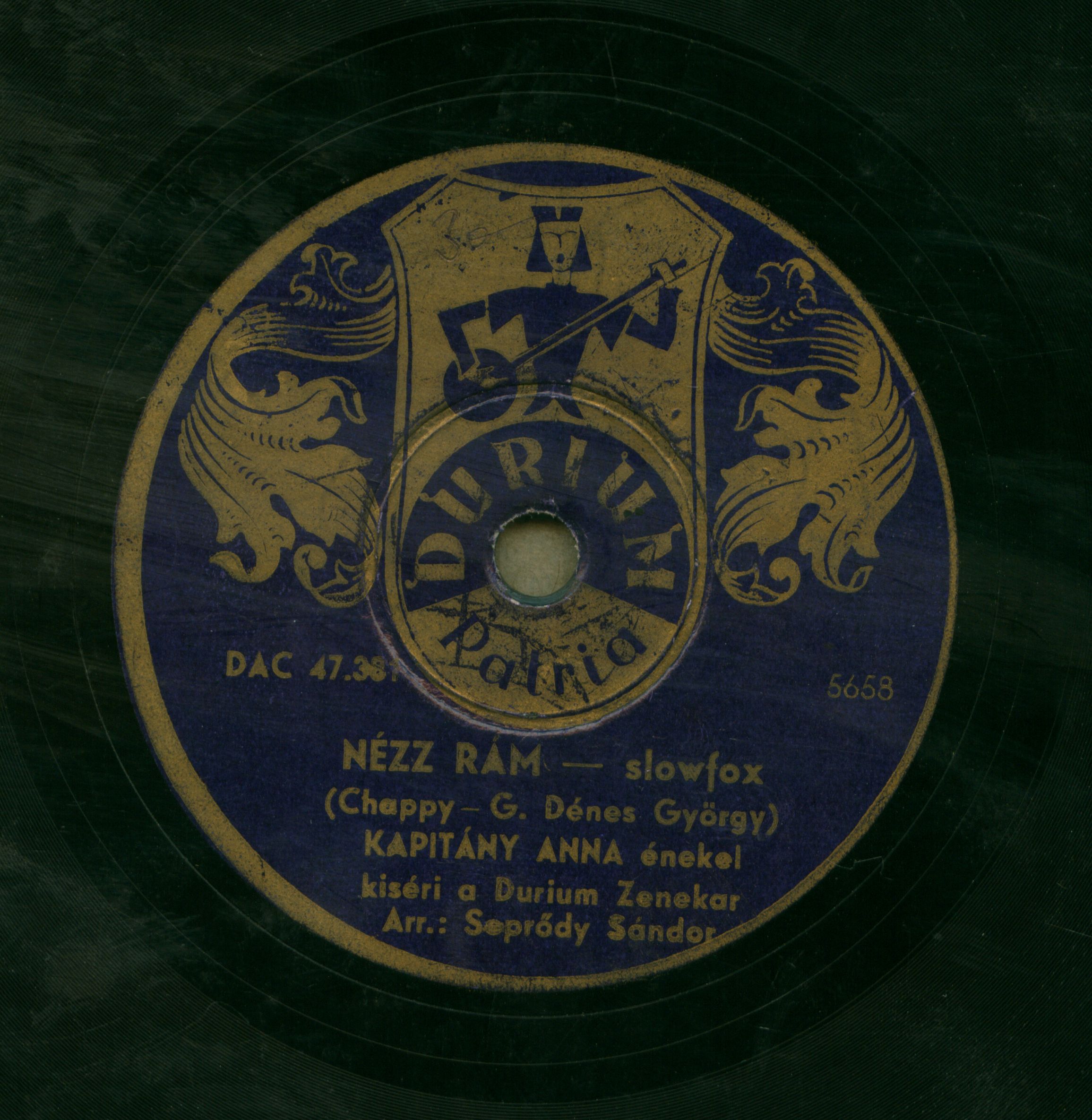 Kapitány Anna énekel